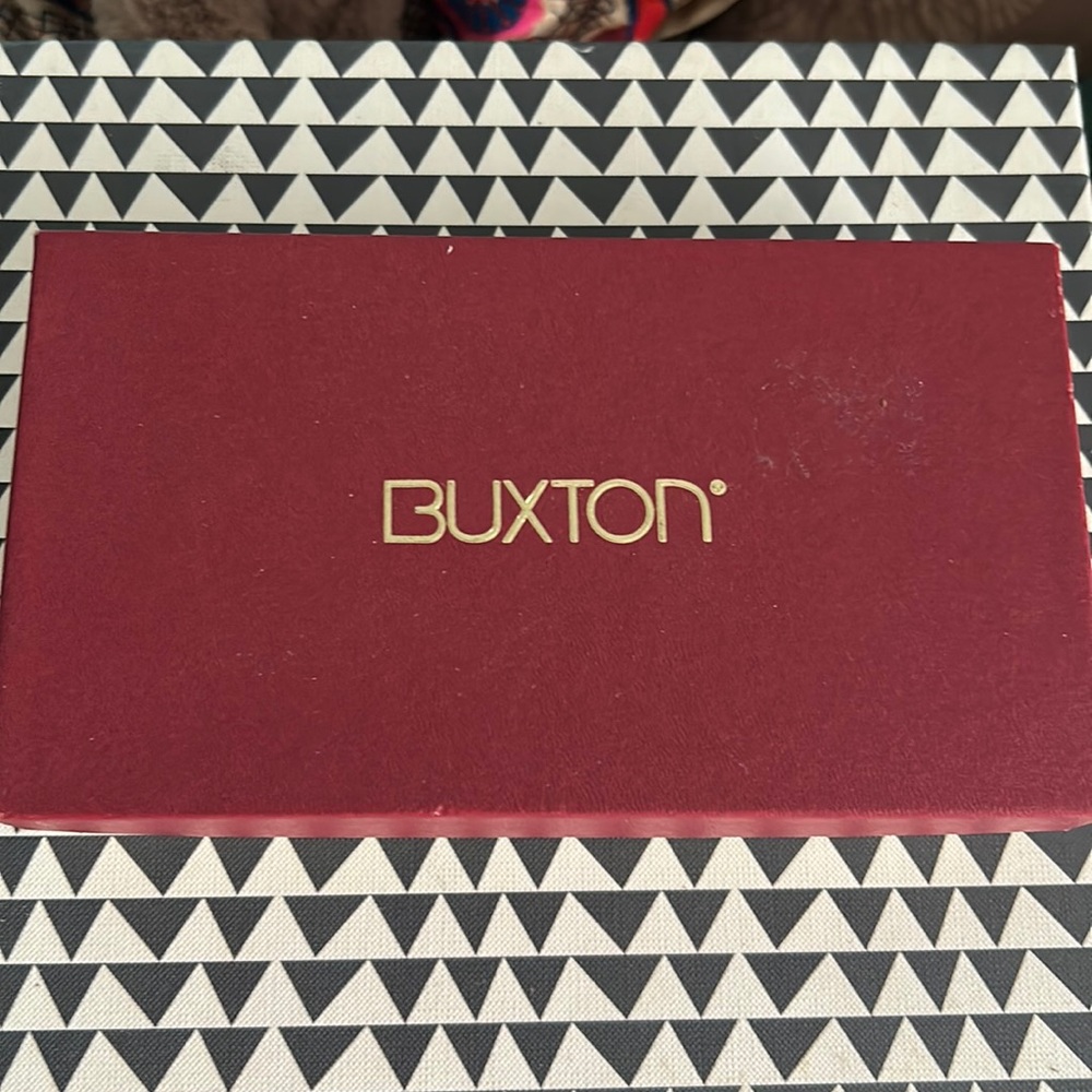 Buxton zipper round clutch